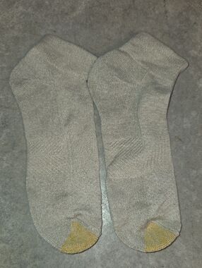 New Gold Toe Men's Low-Cut Athletic Socks in Light Gray with Gold Toe